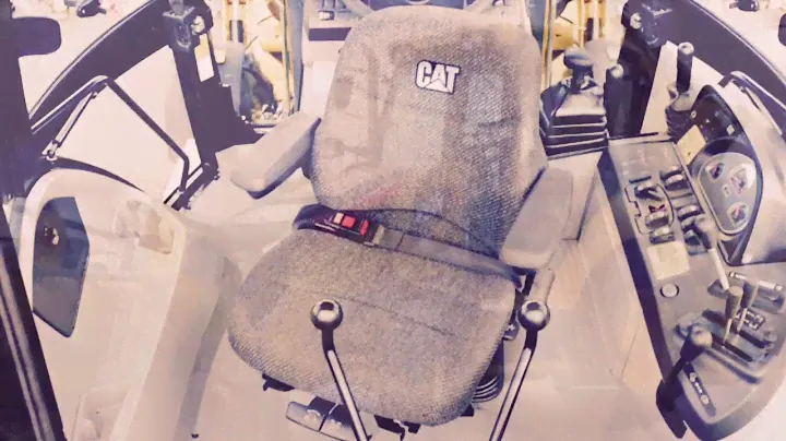 Погрузчик экскаватор Caterpillar 428f , работа с отбойным молотком .
