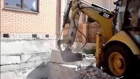 CAT 428E. Гидромолот. Демонтажные работы, снос строений.
