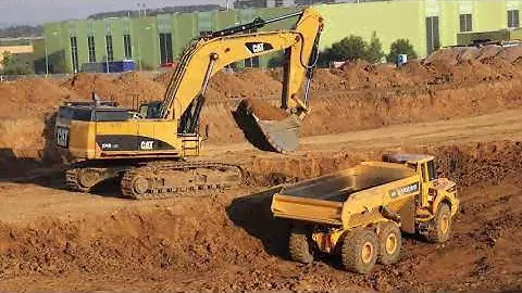 Caterpillar CAT 374D LME loading Volvo ADT´s