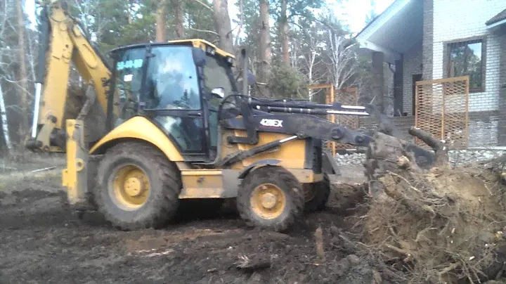 Погрузчик экскаватор CAT 428E в работе