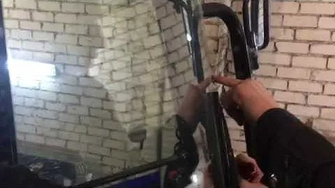 Замена лобового стекла на экскаватор JCB
