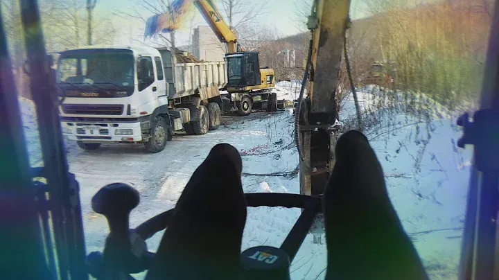CATERPILLAR M315D копает траншею под газ
