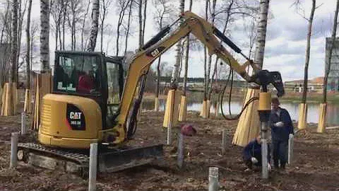 Закручивание винтовых свай мини экскаватором CAT 303.5E CR