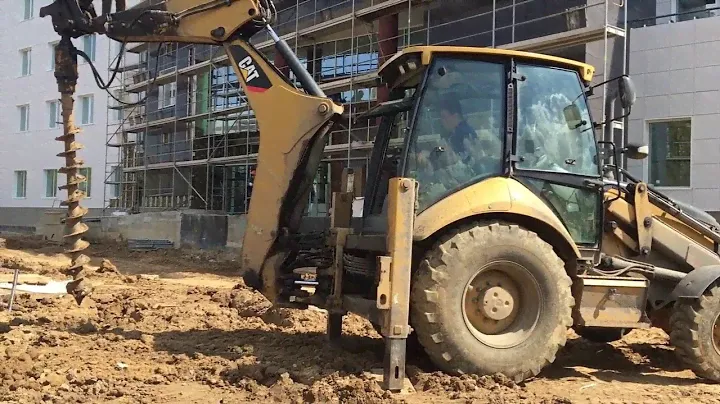 Бурение экскаватором-погрузчиком Caterpillar-428E