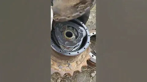 Редуктор хода Hitachi 200. Разборка спецтехники