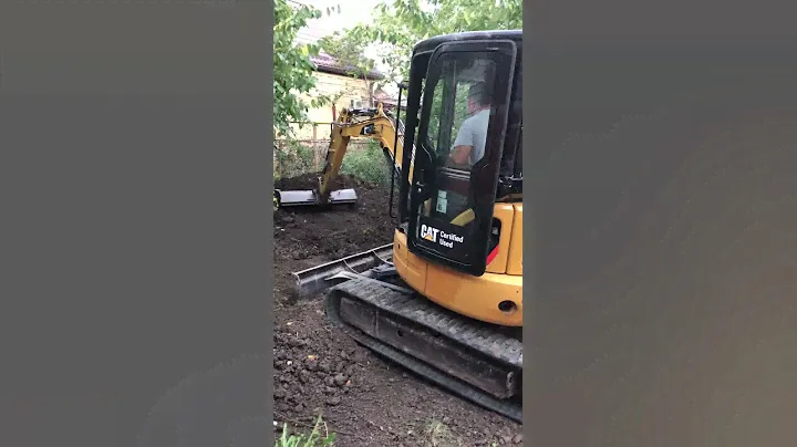 Миниэкскаватор Caterpillar