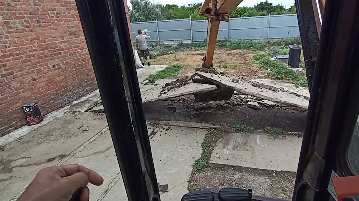 Ломаем плиты. Мини экскаватор Cat 305sr.