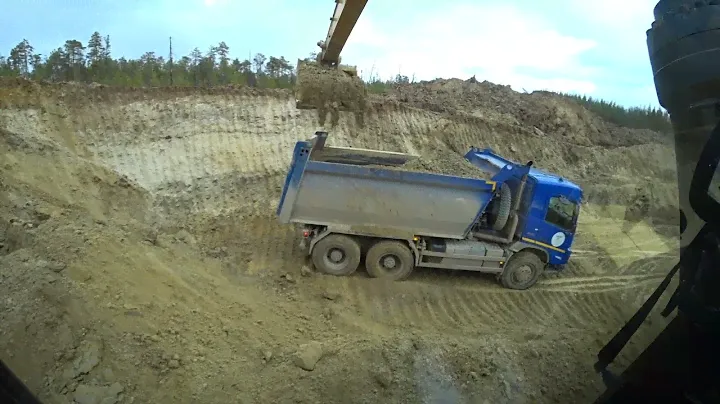 Боковая погрузка самосвала Volvo. Excavator cat 330 gc. Loading a dump truck
