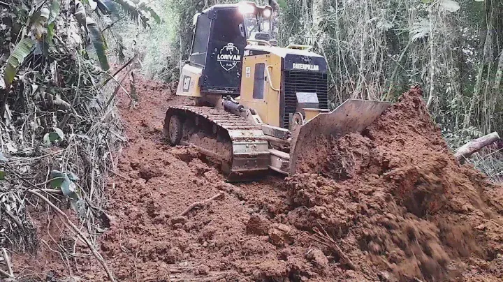 trator de esteira Caterpillar D6k cortando material operador: Roberto