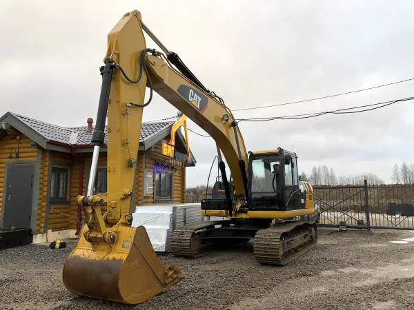 Гусеничный экскаватор Caterpillar 320D2L (667)-2