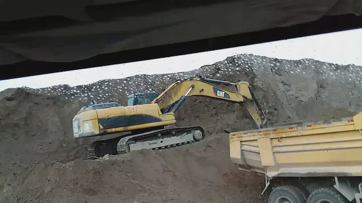 экскаватор катерпиллер 349 vs HOWO MINING WARRIOR Sinotruk.НЕВЕРОЯТНЫЕ МАШИНЫ МОНСТРЫ
