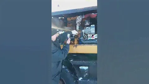 CAT M315D. двигатель падает газы, приехали покупать, масло выкидывает с щупа уровня масла.