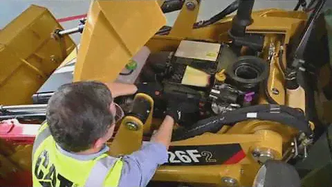 La Retroexcavadora Cat® 426F2: Inspección y Cambio de Filtros del Motor