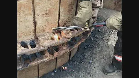 Замена ходовой части бульдозера KAMATSU D 65 PX