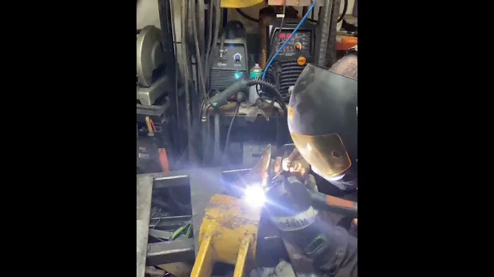 Сварка и усиление ухо, челюсти на экскаватор погрузчик Caterpillar!